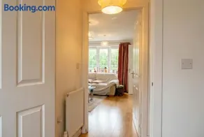 Quiet Three-Bedroom Home in Stewartby with Ensuite and Workspace - Image 2
