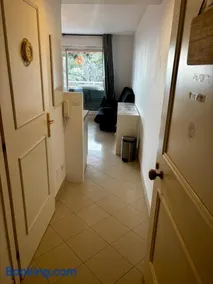 Studio with access to pool - Image 3