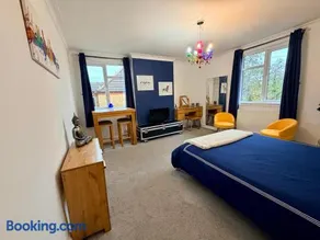 Modern Central Apartment with Free Parking - Image 3