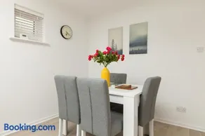 Stylish Seaside Stay – Brighton Marina Views - Image 5