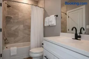 Piedmont Place Suite 402 Modern Apartment in Heart of Crozet - Image 1