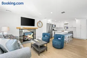 Coastal Retreat with pool and walk to beach - Image 2