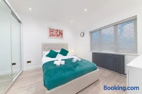 Aryas Homes, Stylish 3 Bed House, Free Parking - Image 3