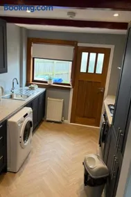 Ayr 2-Bed House Sleeps 4 with Garden & Parking - Image 4