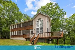 Paw Paw Mountain Lodge w River Access & Fire Pit - Image 1