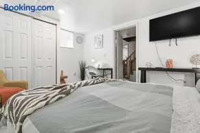 Spacious & Comfortable Stay Near EWR APT NYC Mall - Image 4