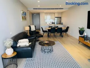 14th Floor Lake Views 2BR 2BA Pool Gym Free Parking - Image 1