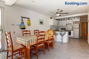 Coral Bay Accessible 2 Bedroom Apt - Pool, Sea Views, Fully Equipped - Image 4