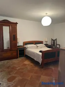 Traditional farmhouse with pool - Image 5