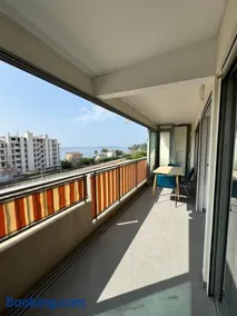 Appartement vue mer avec plage a pied garage prive à Golfe-Juan - Image 1