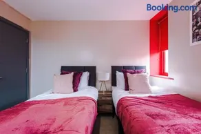 Modern 2BR near Wigan Town Centre - Image 4
