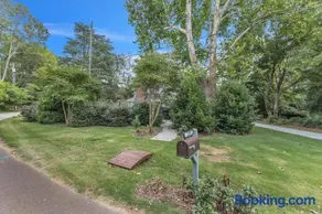 Newly Renovated Carriage House - Image 2