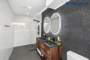 Cozy Spacious 2BR Suite with Parking & Wi-Fi - Image 2