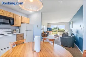 1-Bedroom Family Suite for 6 with Kitchen - Pool and Hot Tub - Image 3