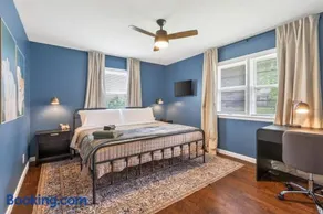 Chic Home with Huge Grassy Yard 7 mins to Arrowhead Stadium - Image 3