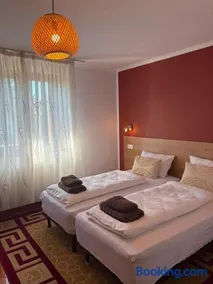 La umbra nucului bătrân - Image 1