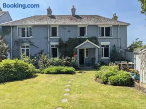 Cliffside is a Cosy Cottage B&B by Cowes Beach - Very big King Size guest BR & a Twin BR too if you book 3 to 4 guests - Image 2
