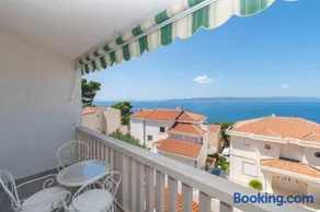 Apartment Vera i Ćiro Novak, sea view and free parking - Image 1