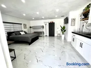 Stylish Studio Retreat Private Entry and Parking - Image 1