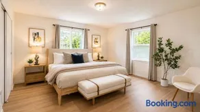 Spacious Pet Friendly Shoreline Home EV charger - Image 3