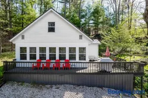 Woodland home with workspace and TV - Image 2