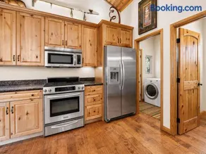 Monterey Pines - Log Cabin in Moonridge, Walk to Zoo & Shops, BBQ - Image 3