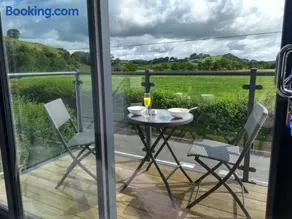 Gerycastell Luxury Holiday Apartment with Stunning Views & EV Station Point - Image 2
