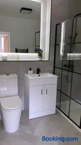 3 Bedroom House Near City Centre Glasgow Sleeps 7 - Image 3