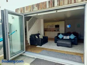 Pufflings, Padstow Coastal Cottage, Free Private Parking - Image 3
