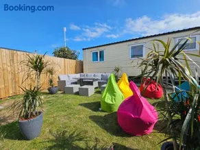 Platinum Caravan with Decking & Garden - Image 2