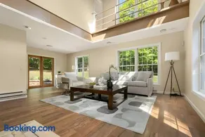 Nature Getaway Charming Villa Near Trails & Parks - Image 2