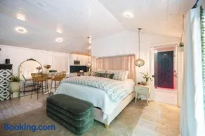 Little Luxe Lodge - Wellness Escape - Image 3