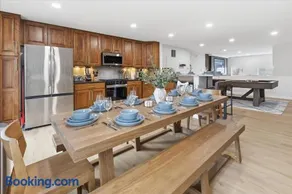 Amazing 5BR Retreat Near Downtown Indy - Image 4
