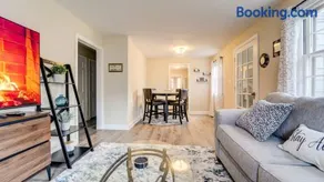Family Retreat Near Yale - Stylish Free Wifi - Image 1