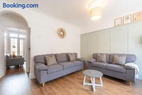 Stylish Caversham Town-House Free Parking & Garden - Image 3