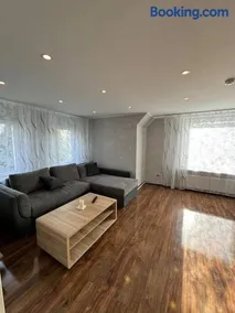 5 Zimmer Haus mit Whirlpool, Grillhütte und privatem Garten, Perfekt für Gruppen oder Familien - Image 3
