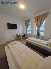 Modernes Apartment mit 2 Schlafzimmern und Privatparkplatz nahe Innenstadt - Image 1