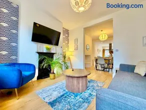 Beautiful 3 Bed House in Altrincham with Free Parking - Image 2