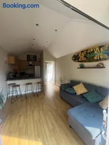 Open plan flat with large garden close to beach - Image 4