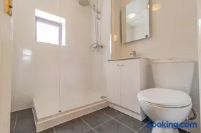 RiverView 1 Bed Apartment with Parking by CozyNest - Image 2