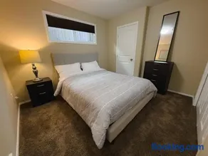Spacious 4BR with King Suite - Garage - Netflix - Image 3