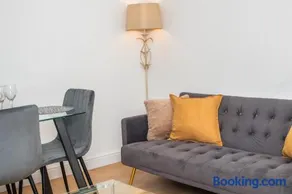Modern 4 Bedroom House Sleeps 10 Free Parking Liverpool - Image 3