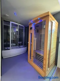 La suite Dom Perignon jacuzzi et sauna au centre - Image 4