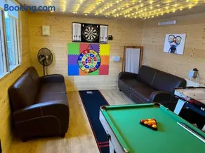Sunshine Cottage Tideswell, Games room included. - Image 4