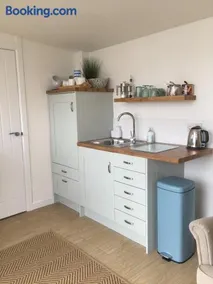 1-bedroom chalet with parking on site - Image 2