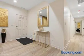 Modern 3BR Apt Near United Center - Image 2