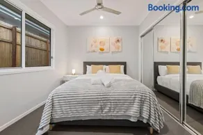 Modern 4BR Home Peaceful Logan Reserve Stay - Image 1