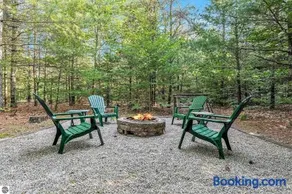 Majestic Escapes Hot Tub Firepit Deck Large Yard - Image 2