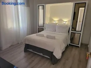 4 logements à La Trinité proche de Nice 15 mn, Monaco 20 mn et l'Italie 30 mn 2 Chambres et 2 Studios privés et indépendants - Image 1