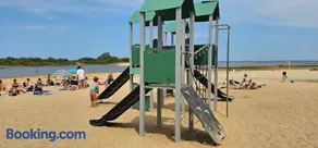 Résidence fermée Grande terrasse ombragée Piscine Plage Port Parc Gare - Image 3